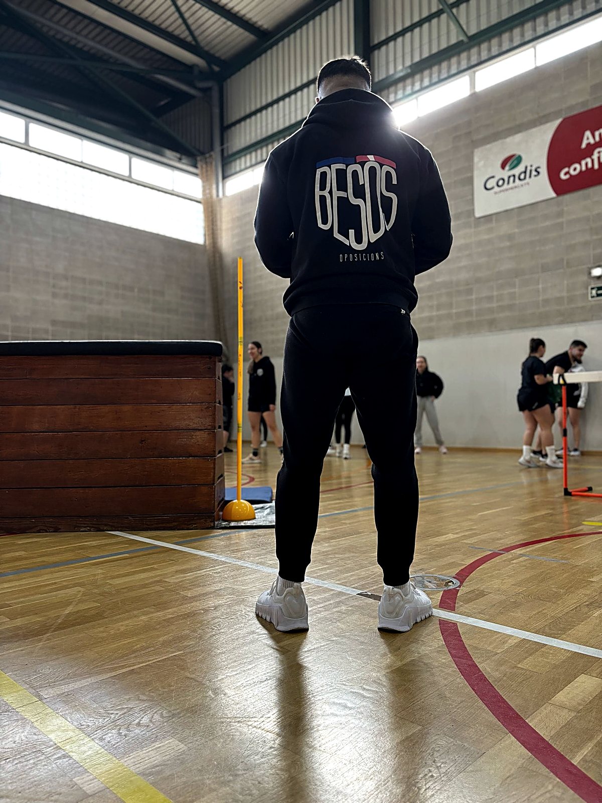 El nostre entrenador al pavelló, amb l'equipació de Besòs Oposicions