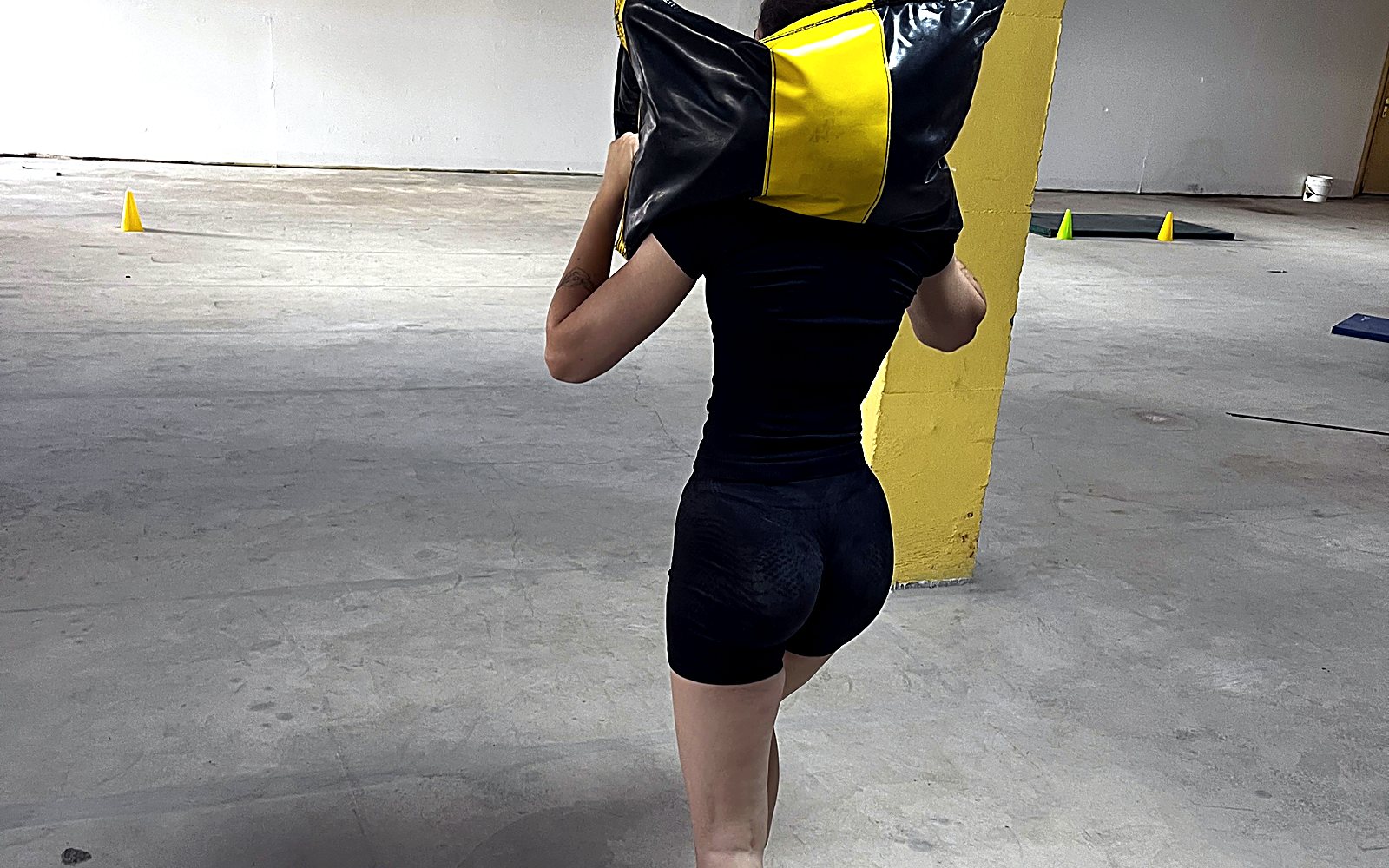 Trasllat del sac, una de les proves del circuit d'agilitat